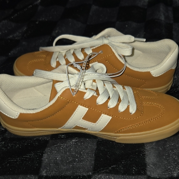 NEW Women's Tan Sneakers - Picture 2 of 12